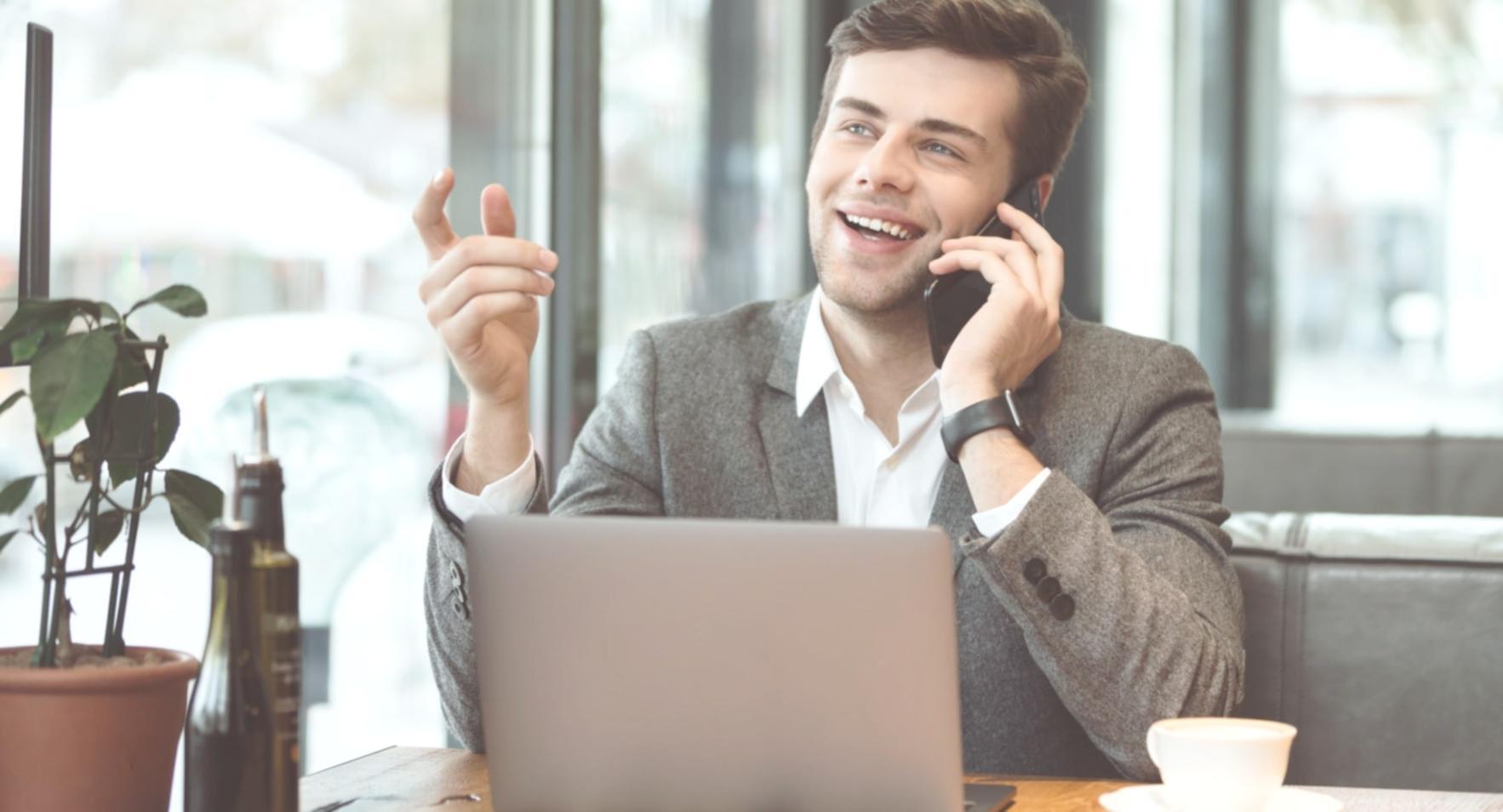 Bitaalt ofisinde finansal eğitim materyalleri ve modern çalışma ortamı